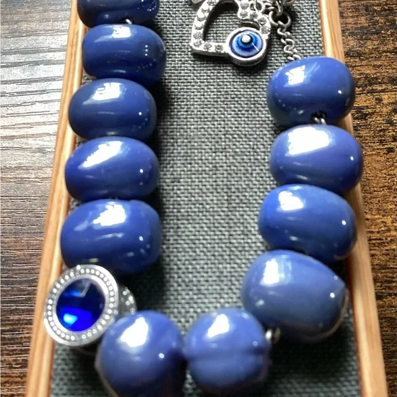 Bracelets - Picture 5 of 10